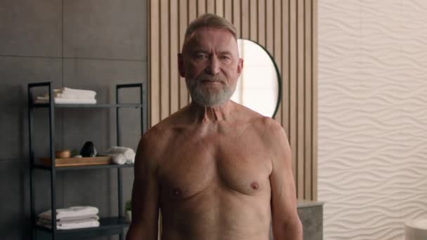 Oude Generatie Naakte Kale Blanke Man Shirtloze Volwassen Gepensioneerde Man — Stockvideo