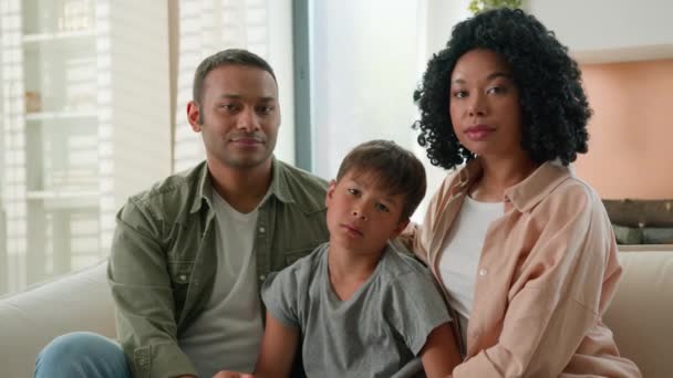 Afro Amerikaanse Moeder Vader Liefdevolle Moeder Vader Familie Portret Multiraciaal — Stockvideo