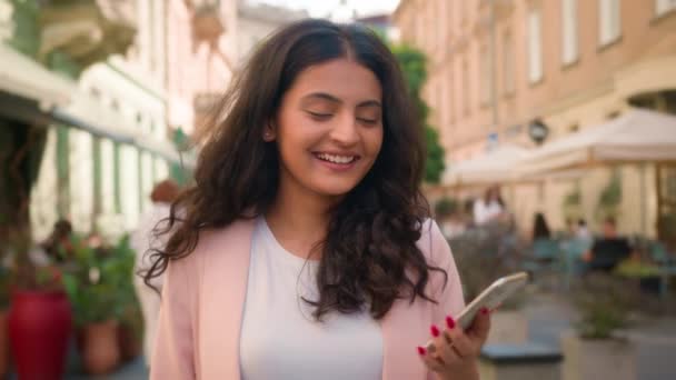 Feliz Indio Árabe Étnica Mujer Negocios Mantener Teléfono Móvil Ciudad — Vídeo de stock