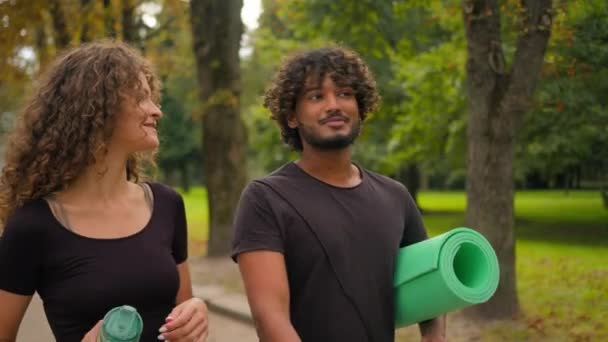 스포티 다인종 아라비아 코카서스 공원에서 피트니스 운동으로 활동적인 말하는 스포츠 — 비디오