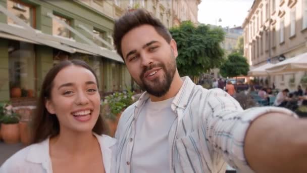 Selfie Vlog Feliz Caucásico Pareja Bloggers Chica Chico Caminando Juntos — Vídeos de Stock