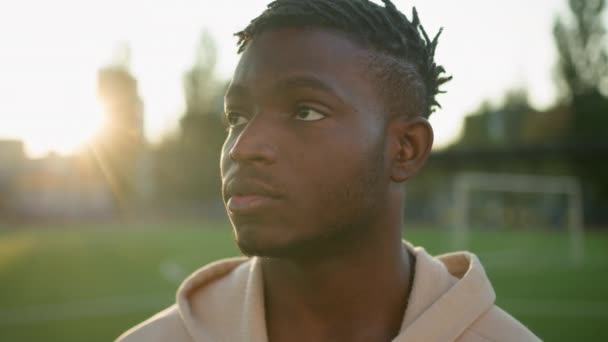 Kapalı Portre Afro Amerikan Güçlü Sporcu Sabah Güneş Işığını Kaçırıyor — Stok video