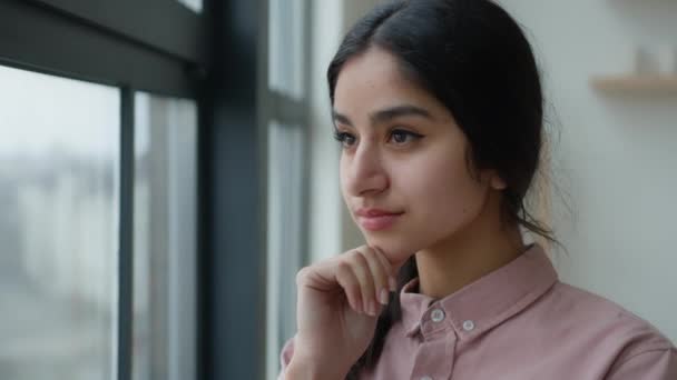 Gondolkodó Arab Indiai Diák Elmélkedő Álmodozó Üzletasszony Lány Néz Ablakot — Stock videók