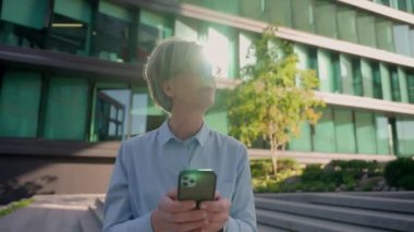 Olgun Kafkasyalı iş kadını gülümseyen iş kadını girişimci, orta yaşlı, düşünceli, cep telefonu kullanan, akıllı telefon kullanan, rüya gören, internetten sohbet etme fikrini düşünün.