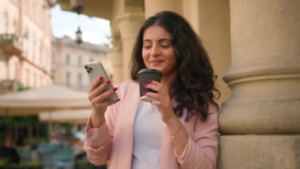 Młoda Odnosząca Sukcesy Uśmiechnięta Bizneswoman Indian Arabian Ethnic Woman Girl — Wideo stockowe