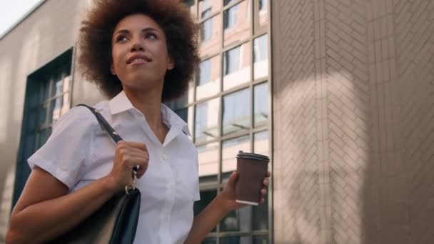 Stylowe Szczęśliwy African American Businesswoman Gospodarstwa Filiżanka Kawy Zabrać Napój — Wideo stockowe