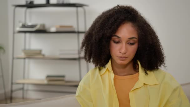 悲しい 憂鬱な アフリカ系アメリカ人女性 民族的 怒る少女 孤独な ガールフレンド ソファー 苦しむ うつ病 — ストック動画