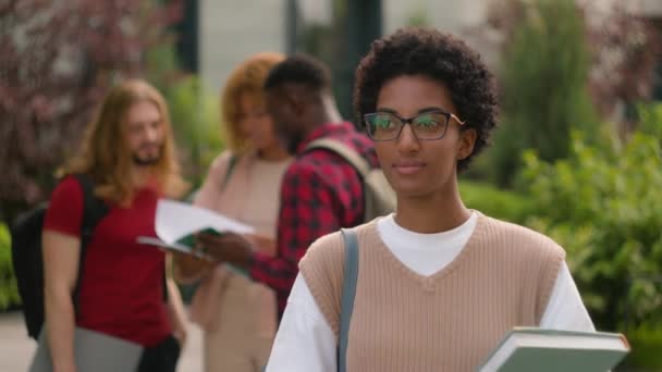 아프리카계 미국인 고등학교 여학생 치열한 행복한 다양한 다인종 학생을 이야기의 — 비디오