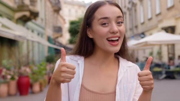 Glückliche Kaukasierin Lächelnd Daumen Hoch Genießen Sie Glück Erfolgreiche Positive — Stockvideo