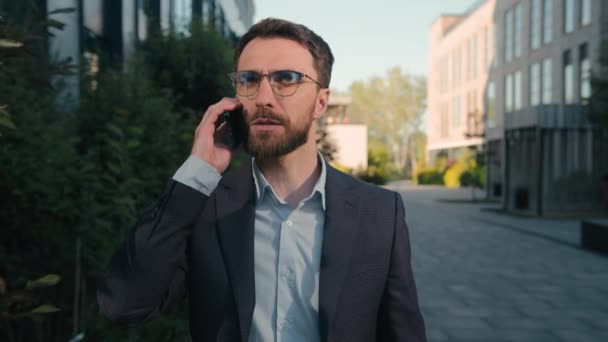 Kaukasisk Affärsman Manlig Arbetsgivare Promenader Utomhus Stad Gata Talar Mobiltelefon — Stockvideo
