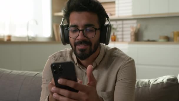 Kaygısız Rahat Arap Erkek Kulaklıklı Etnik Erkek Müzik Dinleyen Kulaklıklı — Stok video