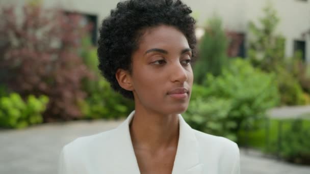 Nahaufnahme Porträt Freien Beruhigen Ernst Traurig Zuversichtlich Afroamerikanische Ethnische Geschäftsfrau — Stockvideo