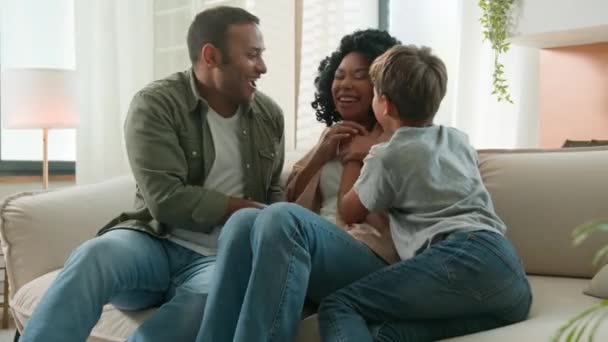 Lachen Gelukkig Multiraciale Familie Spelen Met Kind Grappig Spel Bank — Stockvideo