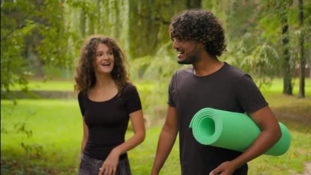 Happy Diverse Sporty Guy Meisje Naar Yoga Klas Praten Bespreken — Stockvideo