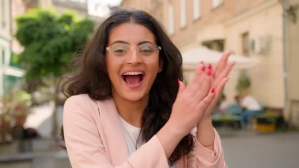 Close Retrato Surpreendido Animado Feliz Indiana Árabe Mulher Étnica Senhora — Vídeo de Stock
