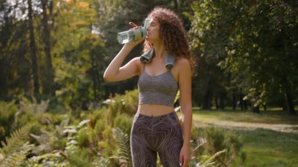 Sportlich Erschöpft Durstig Kaukasierin Trinkt Wasser Zeigt Daumen Nach Oben — Stockvideo