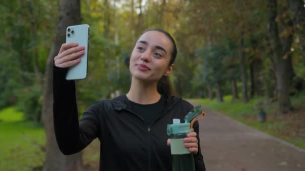 Sportowy Młoda Kobieta Szczęśliwy Kaukaski Dziewczyna Sport Blogger Influencer Nagrywanie — Wideo stockowe