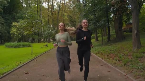 Glückliche Junge Kaukasische Fitness Läuferinnen Joggerinnen Sportmädchen Die Park Freien — Stockvideo