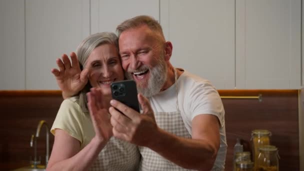 Ältere Pensionierte Kaukasische Paar Familie Alt Glücklich Großeltern Sprechen Online — Stockvideo