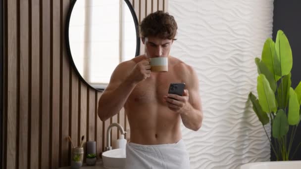 Caucasian Naked Man Looking Mobile Phone Drinking Tea Cup Bathroom — стоковое видео