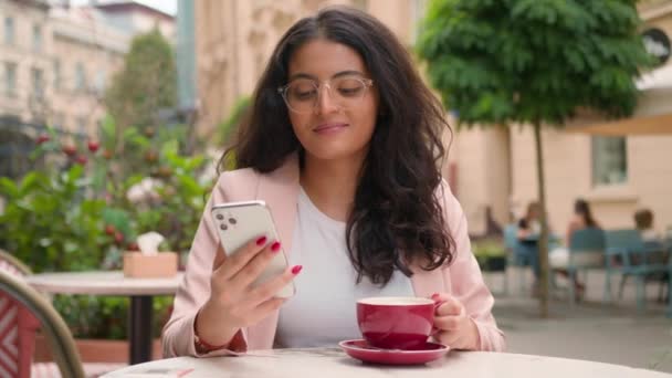 Successful Indian Arabian Kobieta Etniczna Kobieta Dziewczyna Bizneswoman Patrząc Telefon — Wideo stockowe