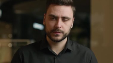 Erkek iş portresi yetişkin ciddi iş adamı. Millennial 30 'lu yaşlarda, ofiste poz veren kamera CEO' su, profesyonel yönetici, işveren sahibi, başarılı girişimci müşteri...