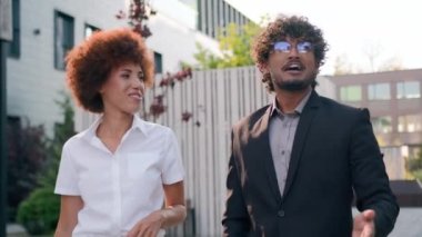 Kentsel inşaat yöneticisi Hintli müteahhit emlakçı Arap emlakçı iş adamı sunumu Afrikalı iş kadını yatırımcıya şehrin iki farklı iş ortağına şirketi gösteriyor