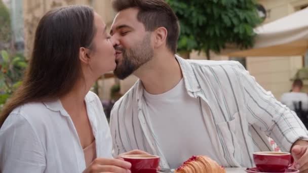 Europejski Kaukaski Para Miłość Jedzenie Śniadanie Mieście Kawiarnia Chłopak Pocałunek — Wideo stockowe