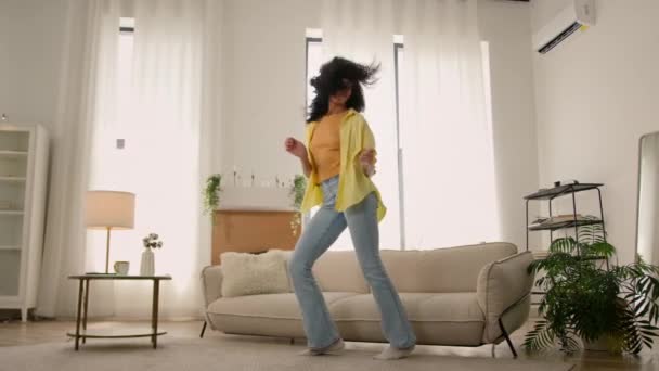 ハッピー アフリカ系アメリカ人少女 エスニック アクティブ 面白い ティーン 楽しむ モダン アパート ホーム — ストック動画