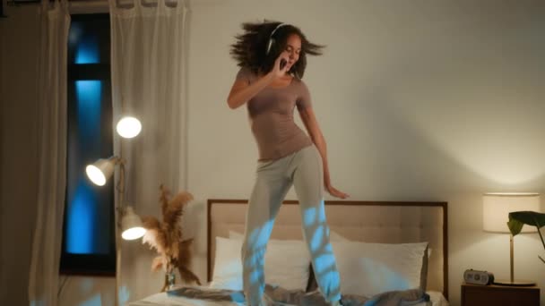 아프리카계 미국인 즐거운 집에서 침대에 헤드폰에 음악을 좋아하는 노래에서 — 비디오