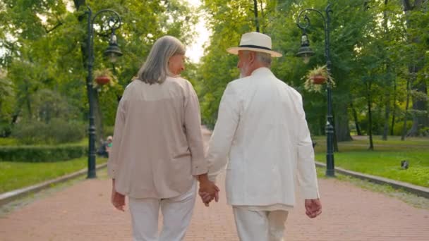 Retour Vue Heureux Famille Caucasienne Vieux Couple Homme Femme Tenant — Video