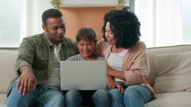Multiracial Rodina Africký Americký Rodiče Kavkazský Malý Chlapec Syn Dítě — Stock video