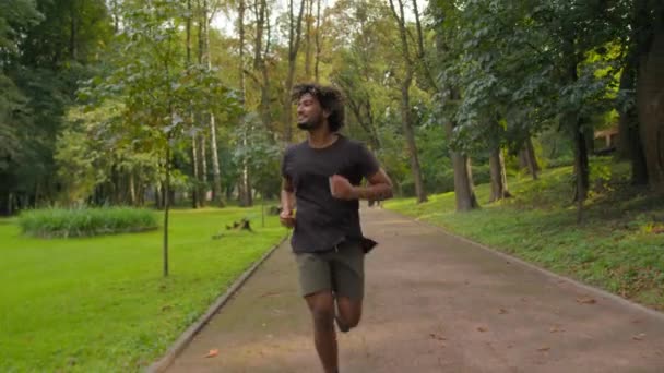 Happy Sportowy Sportowiec Arabski Indyjski Mężczyzna Biegacz Rano Biegać Mieście — Wideo stockowe