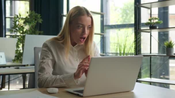 エキサイティングな幸せなコーカサス州のビジネスウーマン女性の女性の勝者は ラップトップコンピュータでオンラインベットを獲得し オフィスでビジネスの成功喜びの女の子を祝います 仕事の利益の達成 ユーフォリアの勝利 — ストック動画