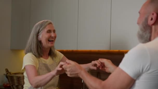 Aposentado Velho Caucasiano Amor Casal Família Marido Marido Mulher Cozinhar — Vídeo de Stock