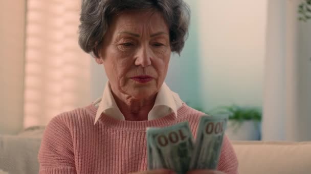 Smutný Nespokojen Vystresovaný Kavkazský Starý Žena Počítat Peníze Doma Starosti — Stock video