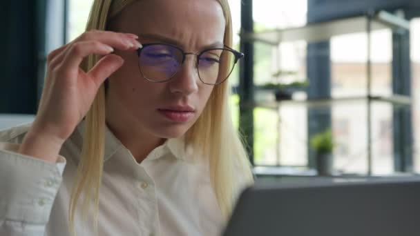 ラップトップコンピュータのオーバーワーク女性オフィスワーカーマネージャーを見て眼鏡の混乱した白人女性のビジネスマンガールは 眼鏡でぼやけた視力悪い視力の眼の問題をチェックオフ — ストック動画