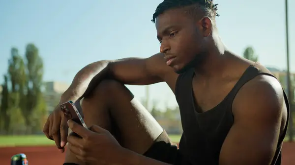 Afroamerikaner Mann Kerl Sportler Scrollen Smartphone Sport Und Technologie Der — Stockfoto