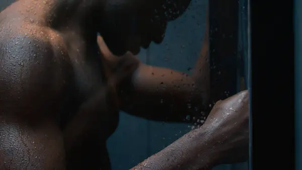 Zmęczony Depresja Afroamerykanin Nagi Potężny Mężczyzna Pod Spadającą Wodą Pod — Zdjęcie stockowe
