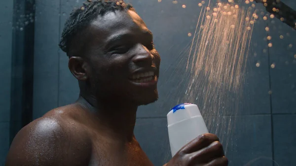 Glückliche Lustige Afroamerikanische Mann Kerl Singen Badezimmer Ethnische Freudige Nackte — Stockfoto