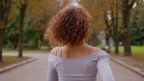 Parkta Koşan Beyaz Kadının Arkasından Geriye Bakış Sağlıklı Alışkanlık Hobisi — Stok video