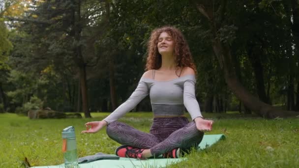 Blanke Vrouw Sportvrouw Atleet Yogi Vrouwelijk Meisje Zitten Lotuspositie Meditatie — Stockvideo