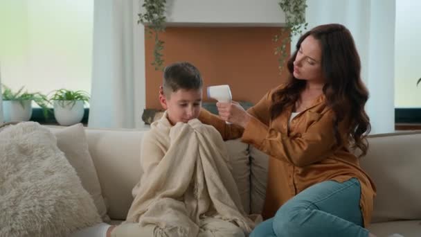 Fürsorgliche Kaukasische Mutter Überprüft Temperatur Ihres Sohnes Mit Kontaktlosem Digitalem — Stockvideo