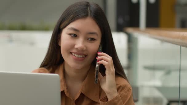 Aziatisch Gelukkig Zakenvrouw Praten Telefoon Kantoor Bespreken Mobiel Gesprek Vrouw — Stockvideo