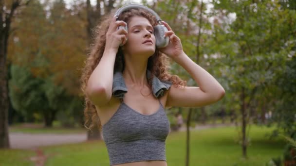 Szczęśliwa Młoda Biała Kobieta Założyła Bezprzewodowe Słuchawki Runner Jogger Dziewczyna — Wideo stockowe