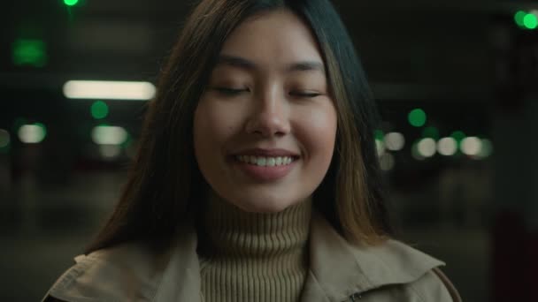 亚洲肖像画少数民族女孩微笑中国韩国女人快乐美丽的年轻女士日本女人在黑暗的停车场城市地下城漂亮的亚洲女商人面带微笑 — 图库视频影像
