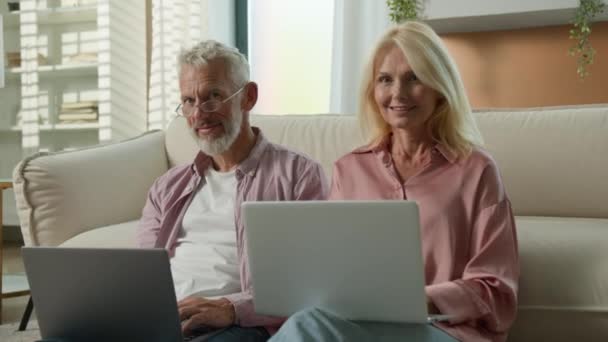 Ευτυχισμένος Καυκάσιος Ηλικιωμένος Παντρεμένος Ζευγάρι Ηλικιωμένος Άνδρας Γυναίκα Συνταξιούχος Επιχειρηματίες — Αρχείο Βίντεο