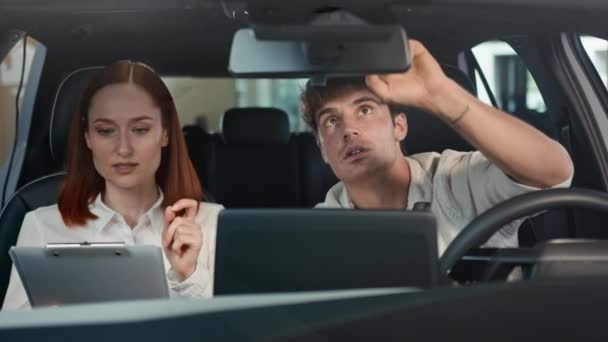 Caucasiano Homem Comprador Cliente Escolhendo Tentar Novo Carro Teste Drive — Vídeo de Stock