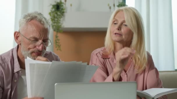 Εστιασμένη Σκεπτική Ηλικιωμένοι Συνταξιούχοι Παντρεμένο Ζευγάρι Κρατώντας Έγγραφα Που Ελέγχουν — Αρχείο Βίντεο