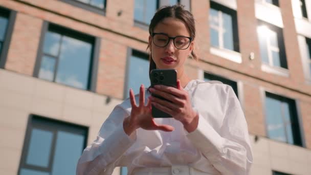 Mulher Branca Confusa Usando Telefone Celular Livre Centro Cidade Menina — Vídeo de Stock
